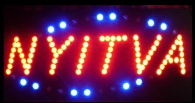 Nyitva energiatakarékos LED TÁBLA villogó kék kerettel