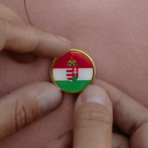 Kitűző - nemzeti színű, magyar címer mintás jelvény